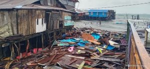 Belasan Rumah Di Kawasan Jembatan Puri Rusak Diterjang Gelombang Air Laut