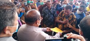 Ratusan Massa Geruduk Kantor DPRD Kota Sorong Desak Pemekaran PBD