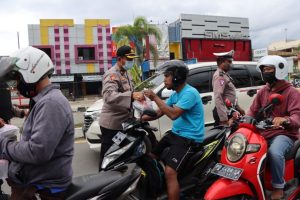Kapolres Sorong Kota Bagi-bagi Takjil Di Jalan