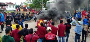 Demo Penolakan Penundaan Pemilu dan Perpanjangan Masa Jabatan Presiden Diwarnai Aksi Bakar Ban