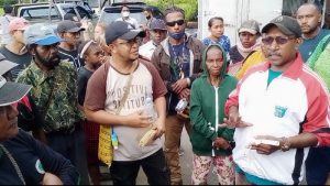 Lima Jenazah Korban Miras Oplosan Tiba di Bandara DEO, Ratusan Warga Datang Menjemput