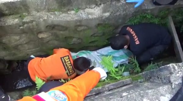 Mayat Buruh Angkut Ditemukan Di Dalam Selokan