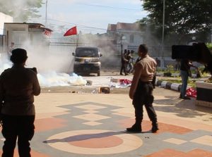 Demo Menolak Pemekaran DOB Di Kantor DPRD Kota Sorong Dibubarkan Secara Paksa