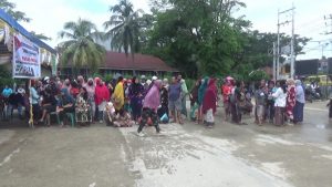 Warga Antre Demi Mendapatkan Bahan Pokok Murah