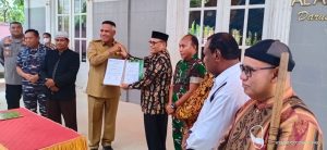 Penjabat Gubernur Papua Barat Serahkan Hewan Kurban Bantuan Presiden