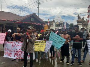 Aliansi Merah Hitam Melakukan Unjuk Rasa di Polres Sorong