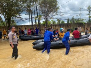 Polres Sorong Kota Evakuasi Warga Terdampak Banjir dan Tanah Longsor
