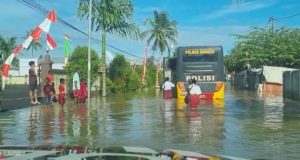 Banjir, Polres Sorong Bantu Antar Jemput Anak Sekolah