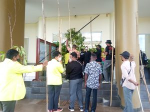 Mahasiswa Fakultas Kedokteran Unipa Palang Pintu Kampus