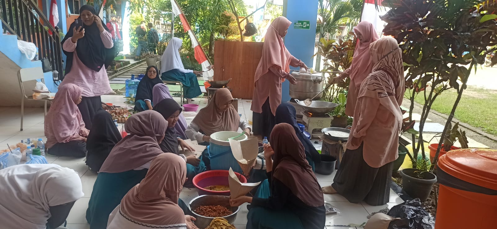 Para Dewan Guru dan Siswi SMAIT Peradaban Al-Izzah saat mempersiapkan makanan untuk dibagikan oleh siswa Putra. [foto: Ayu]]
