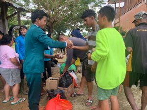 Buka Dapur Umum, SMAIT Al Izzah Bagi 660 Paket Nasi Bungkus