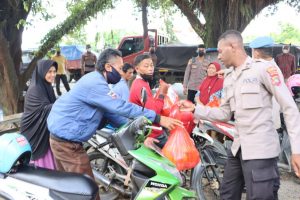 Warga Terdampak Terima Bantuan Sosial Dari Polres Sorong Kota