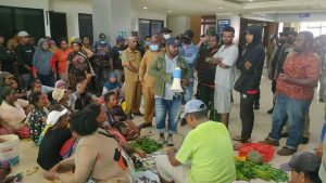 Sambil Membawa Barang Dagangan Ratusan Pedagang Geruduk Kantor Wali Kota