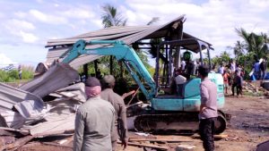 Dua Unit Alat Berat dan Puluhan Aparat Keamanan Dikerahkan Membongkar Pasar Boswezen