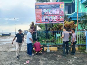 Polres Sorong Kota Sebar Poster dan Spanduk DPO Pembunuhan Sadis di Bintuni