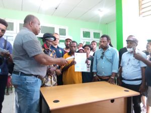 Kalapas Sorong Serahkan Biaya Akomodasi ke Keluarga Almarhum Abraham Mate