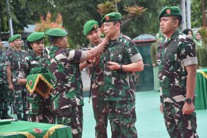 Danrem 181/PVT Serah Terima Jabatan Tradisi Satuan Dandim 1802/Sorong