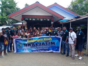 Panitia Raker dan Alumni Ikaljatim se Tanah Papua Berbagi Suka Cita Natal Bersama Anak Panti Asuhan