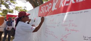Aksi Tandatangan Petisi Stop Kekerasan Terhadap Perempuan dan Anak