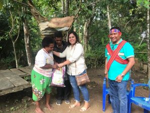 Tati Tirtawati Temui Mama-Mama Papua Dan Bagikan Sembako