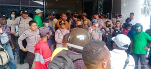 Ratusan Orang Demo di Depan Kantor Gubernur PBD Menuntut Revisi Nama Pejabat