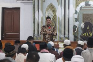 Sebelum Melaksanakan Sholat Jumat di Mesjid Raya Al Akbar Mendagri Menyapa Warga Kota Sorong