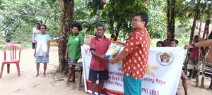 PWI Sorong Raya Bantu Masyarakat Kampung Mare dan Warga di Dua Panti Asuhan