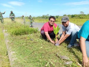 PWI Bersama Sejumlah Stakeholder 200 Bibit Pohon di Jalan Kontainer