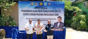 Anggota DPR RI Rico Sia Resmikan PJU-TS dan PLTS di Sorong