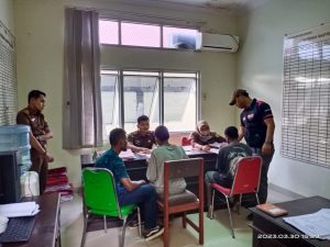 Enam Tersangka Pengeroyok Wanita Paruh Baya yang Disangka Penculik Anak Dilimpahkan ke Kejari Sorong