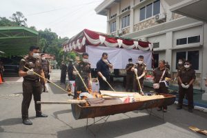 Kejari Sorong Musnahkan Barang Bukti dari 96 Perkara yang Telah Inkracht