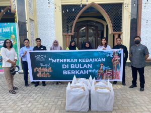 Ratusan Paket Buka Puasa Dibagikan Oleh Aston sorong