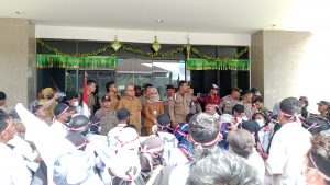 Hak Tak Dibayarkan Selama 9 Bulan, Ratusan Guru P3K Datangi Kantor Gubernur PBD