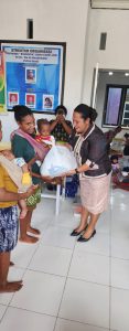 Cegah Stunting, Ketua DPW Papua Barat Beri Makanan Tambahan 178 Anak