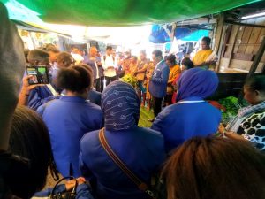 Sebelum Mendaftar 35 Bacaleg PAN Menumpangi 5 Mobil Angkutan Kota Sambangi Pasar Remu