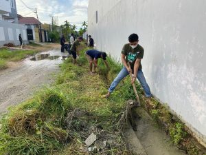 Cegah Terjadinya Banjir,Karyawan Hotel Aston Sorong Bersihkan Rumpu Liart