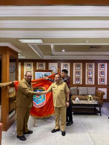 Penjabat Gubernur PBD Serahkan Bendera dan Lambang Daerah ke Mendagri