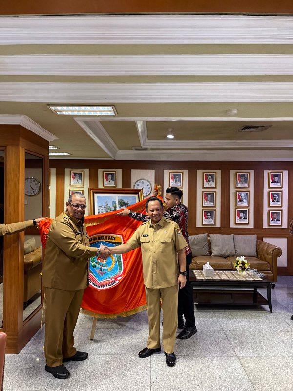 Penjabat Gubernur PBD Serahkan Bendera dan Lambang Daerah ke Mendagri