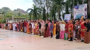 Ragam Pakaian Adat Hiasi Barisan Peserta Upacara Peringatan Hardiknas