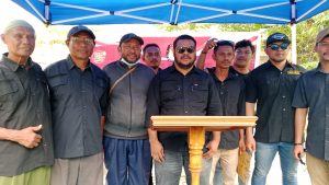 Kaka Baju Hitam Sumringah Setelah Berkas Pendaftarannya Diterima KPU Papua Barat Daya