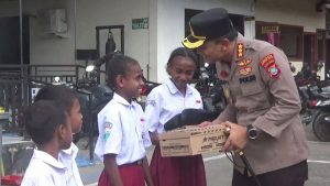 12 Anak Asli Papua Dapat Bantuan Sepatu dari Istri Kapolri