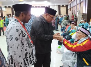Penjabat Gubernur Menjemput Kedatangan Jamaah Haji Asal PB dan PBD Di Makassar