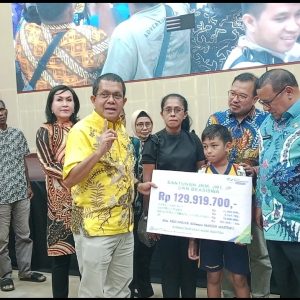 BPJS Ketenagakerjaan Serahkan Santunan dan Beasiswa kepada Ahli Waris di Sorong