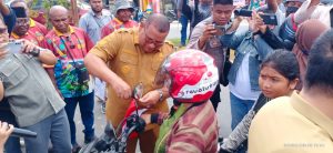 Dirjen BKD Bersama Penjabat Gubernur dan Keluarga Besar IKAPY Bagi-bagi 1.000 Bendera