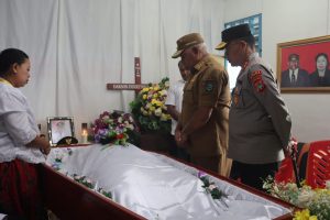 Tiba di Fakfak Kapolda dan Gubernur Papua Barta Langsung Melayat ke Rumah Duka Almarhum Darson Hegenur