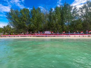 Pengibaran Bendera 78 Meter Semangatkan Nasionalisme
