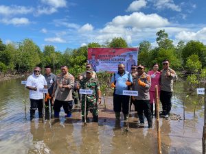Polresta Sorong Kota Tanam 1.000 Bibit Mangrove di Pesisir Pantai