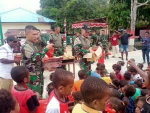 Pos Kisor Satgas Yonif 133/YS Gelar Perpustakaan Motor Keliling dan Pengobatan Gratis