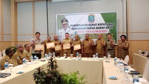 Penjabat Gubernur Papua Barat Daya Serahkan DBH Migas Tahun 2023