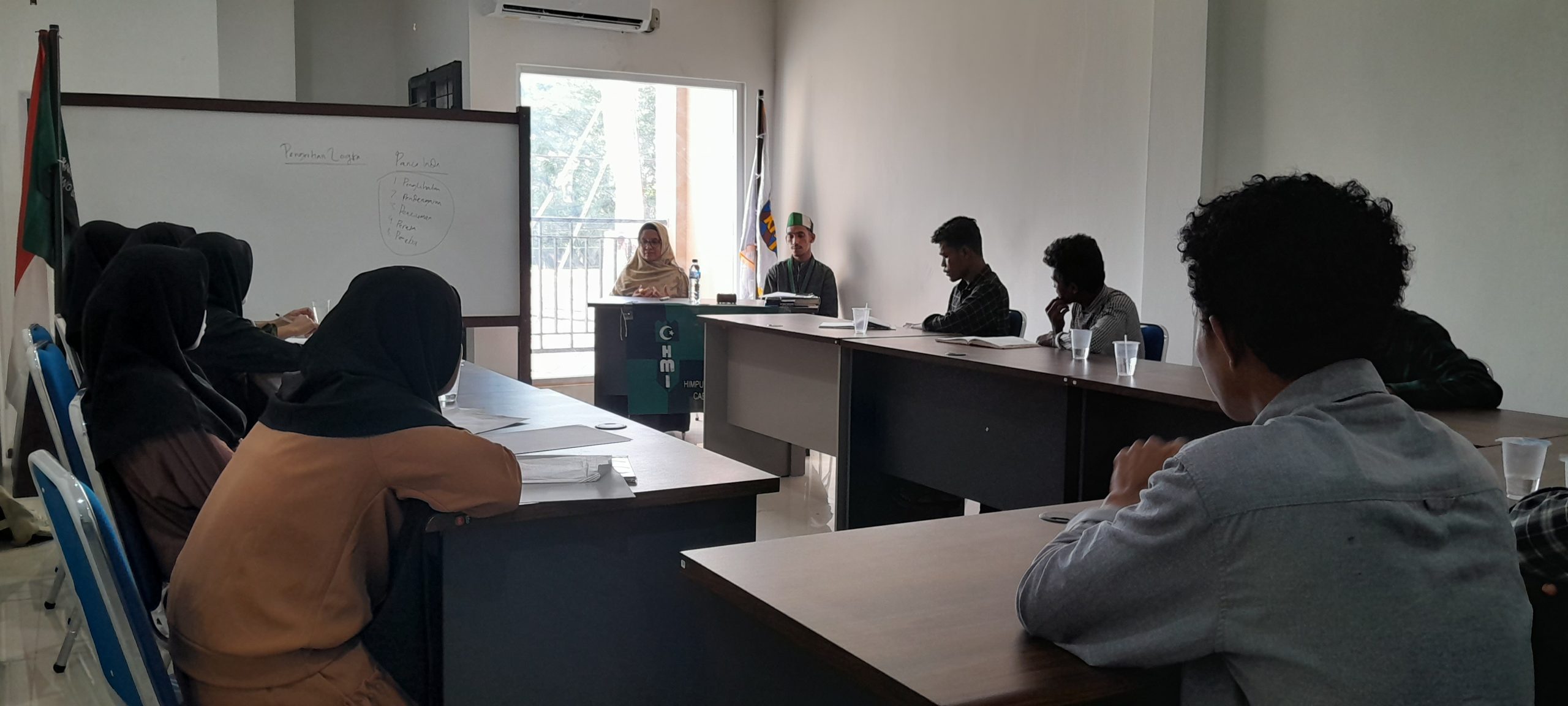 Kandhi Tilwildani Renleeuw saat membawakan materi pada Basic Training yang dilaksanakan di Sekretariat KNPI Papua Barat Daya. [foto: Ayu]